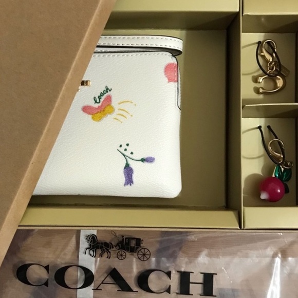 🥕 🦋Coach Boxed Corner Zip Wristlet with Dreamy Vegetable and Butterfly Print - Picture 6 of 7